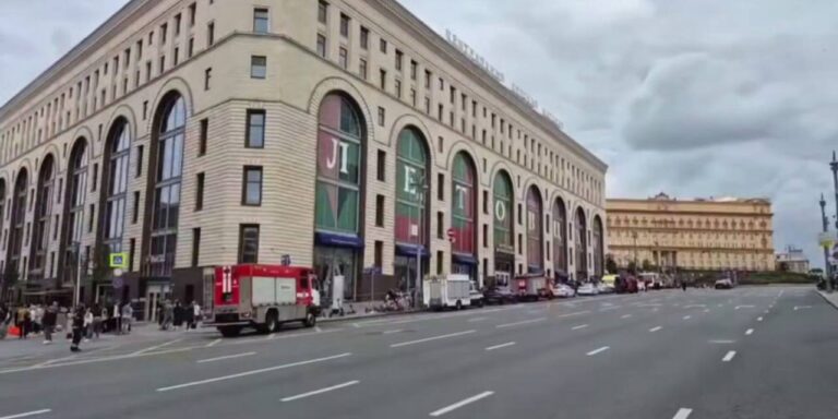 rusyada-oyuncak-magazasinda-gaz-tupu-patladi-1-olu-KCZ3tAtu.jpg