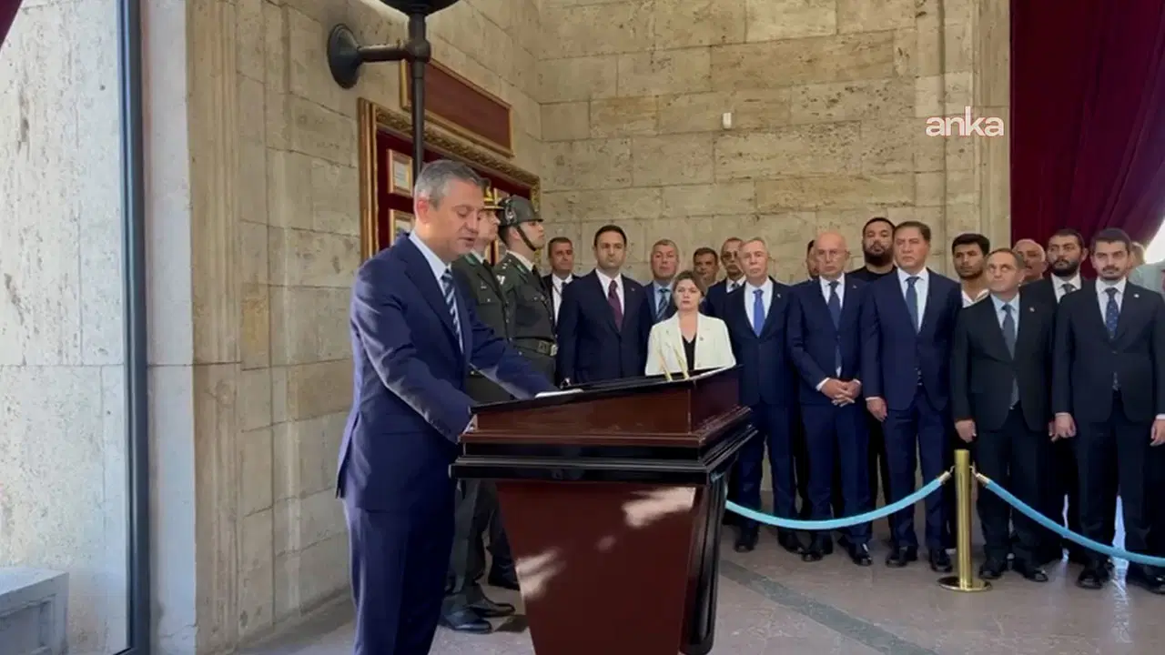 chp 102 yasinda ozgur ozel anitkabirde bugun agir saldirilar altinda olan partimizi ne olursa olsun savunacagiz r98wn3vW