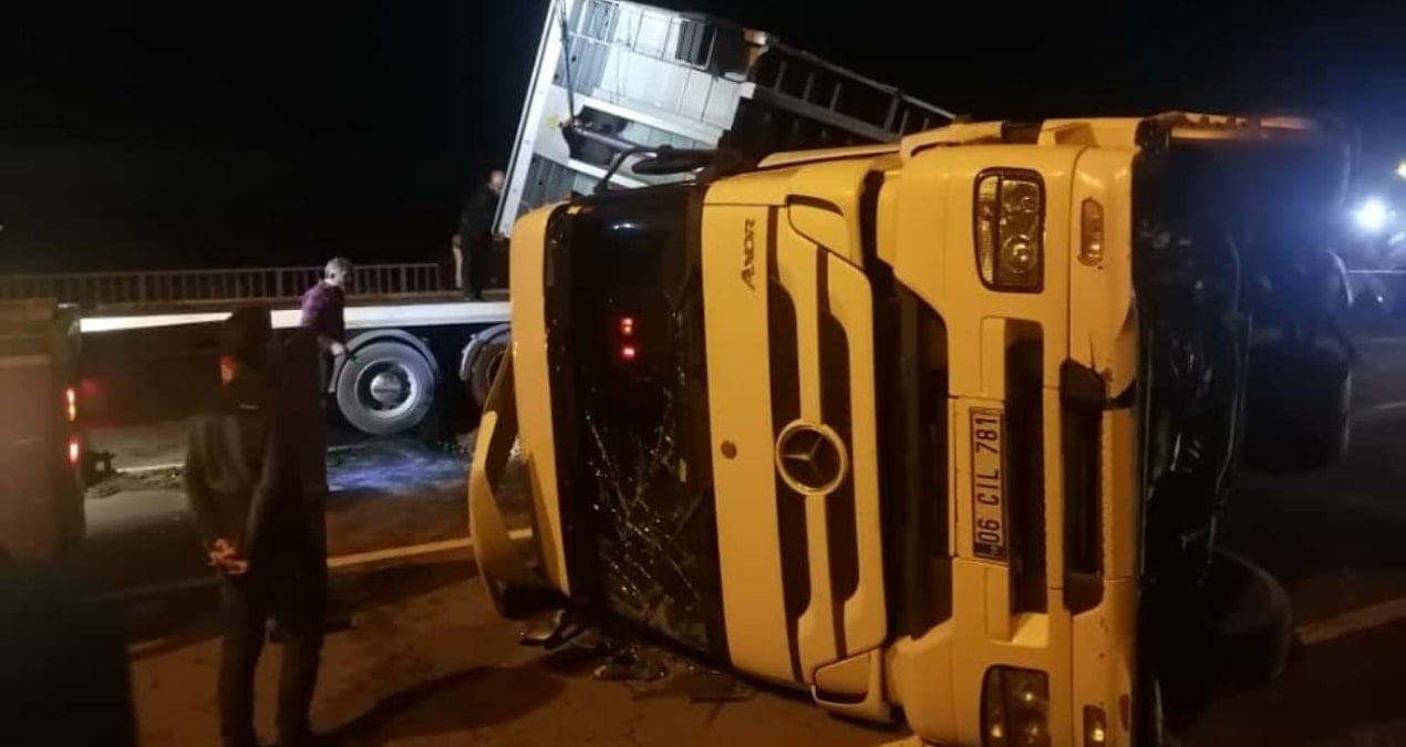 karadeniz sahil yolunda tir devrildi QDueBTEq