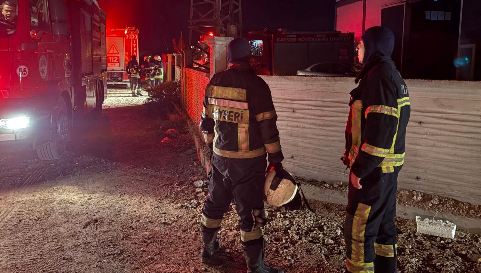 plastik fabrikasinda yangin bir isci zehirlendi CmcaKKn5