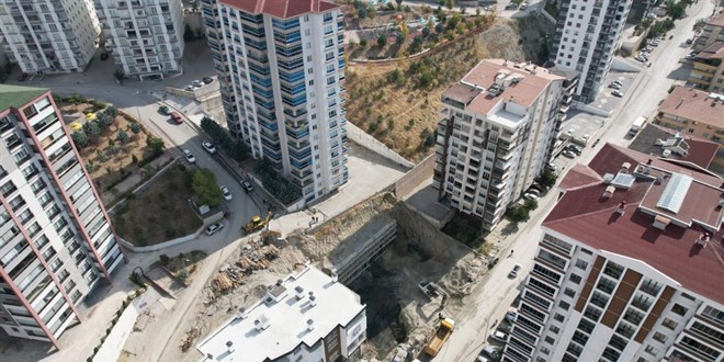 ankarada toprak kaymasi 17 katli bina bosaltildi Bcsulf17.jpg