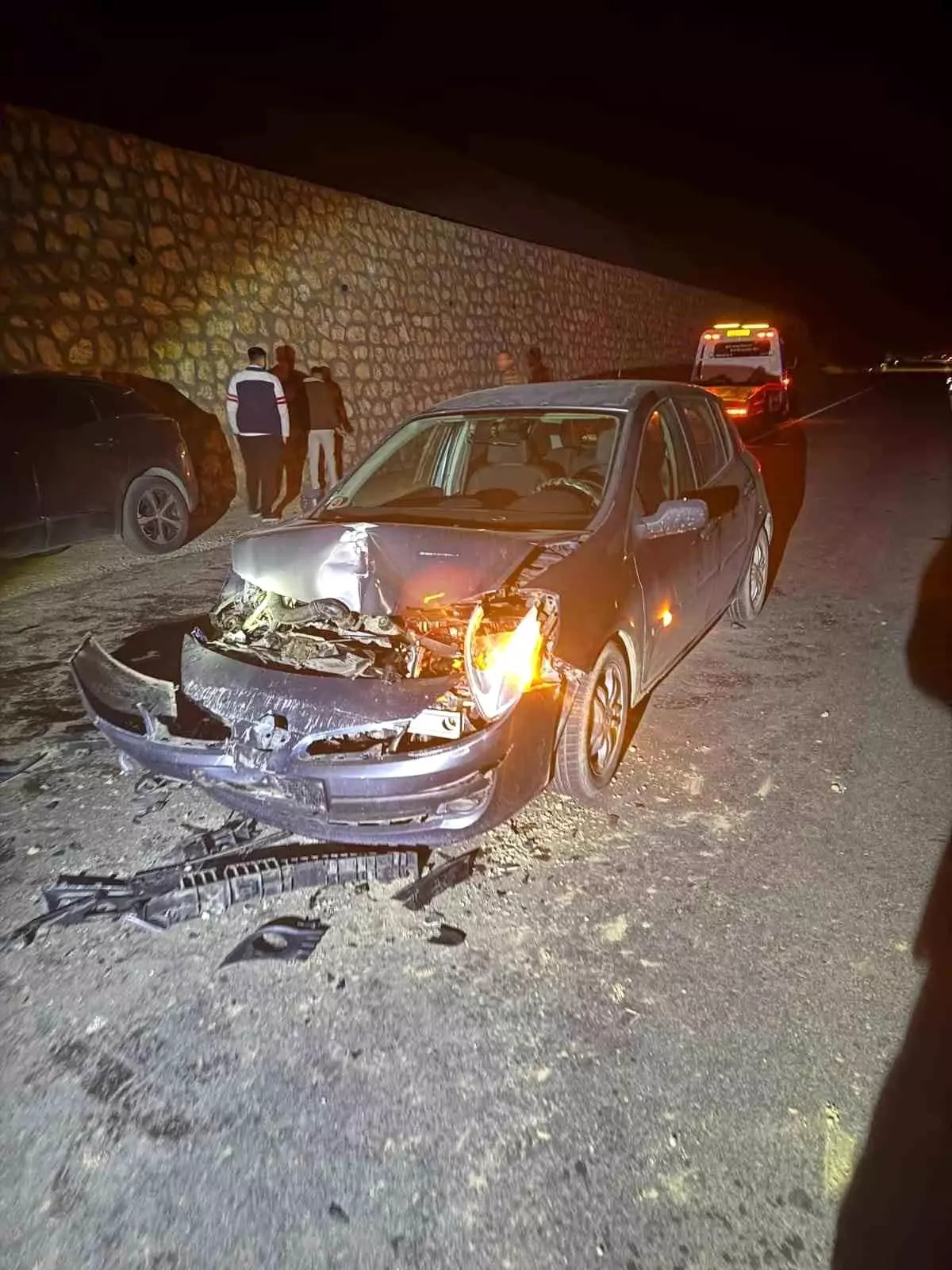 beton mikseri ile carpisan otomobilin surucusu yaralandi ECMlS25A