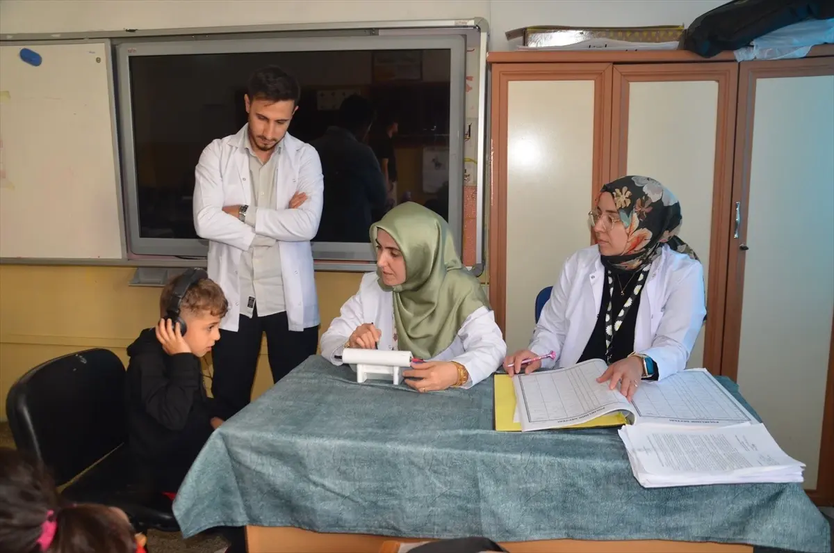 musta ogrencilere isitme testi uygulaniyor aTgfqwhO.jpg