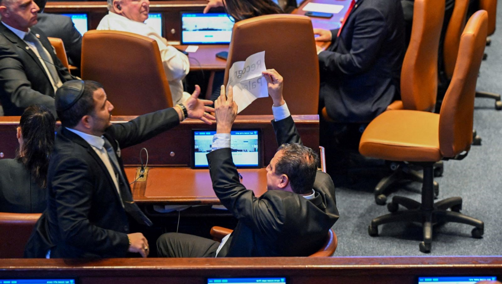 trump konusuyordu israil meclisinde filistini taniyin pankarti acildi jzsiMtTO.jpg