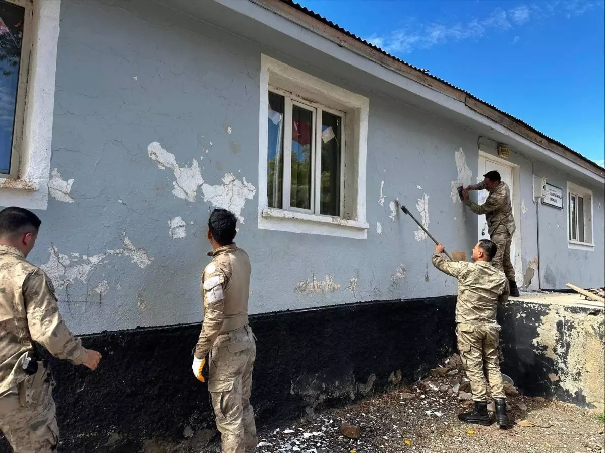 jandarma karliovada ilkokulun bakim ve onarimini gerceklestirdi 3yySN8HV.jpg