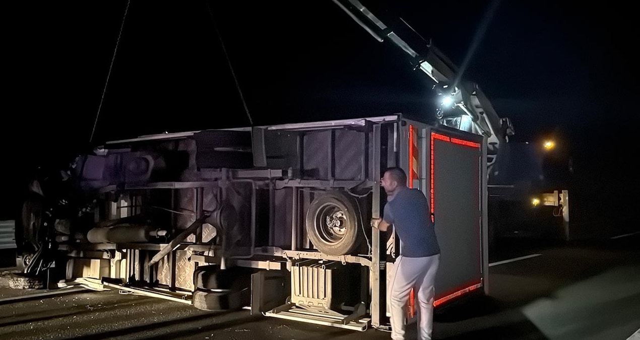 Bariyerlere carparak devrilen kamyonetin surucusu yaralandi kUIMILx4